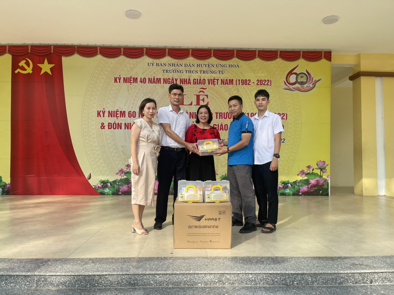 CHƯƠNG TRÌNH TRI ÂN NGÀY NHÀ GIÁO VIỆT NAM - TẶNG QUÀ HỘP PHÂN TỬ HÓA HỌC